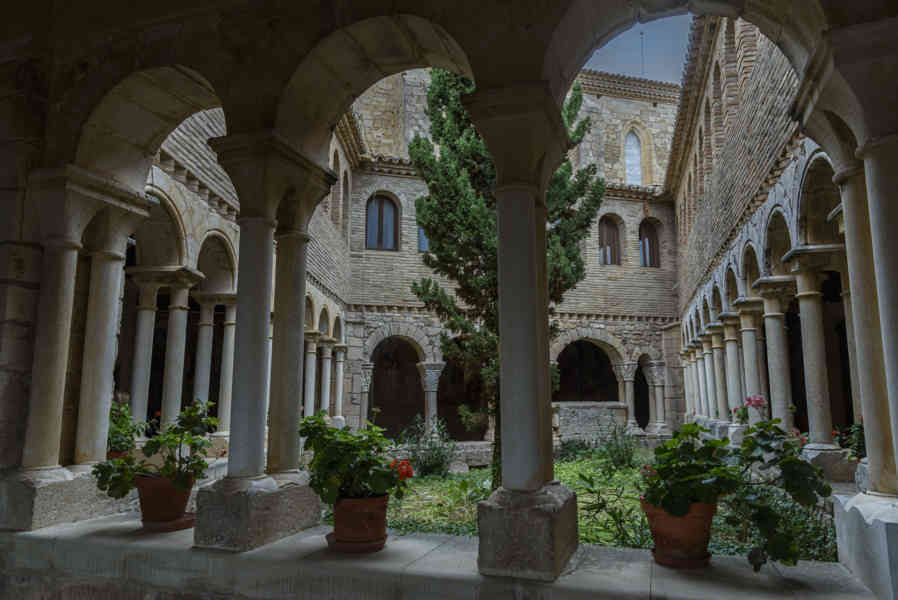 Huesca - Alquézar 17 - castillo y colegiata de Santa María la Mayor de Alquézar.jpg